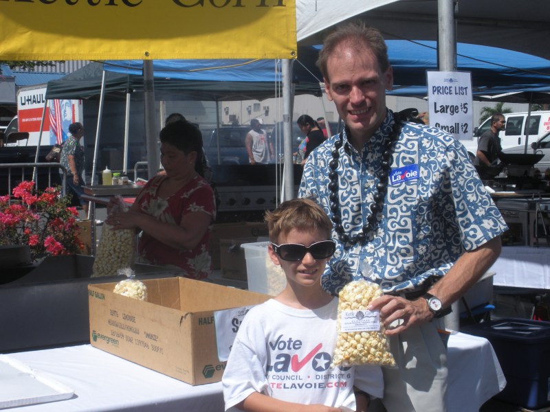 Buying Kettlecorn at the Taste of Kalihi